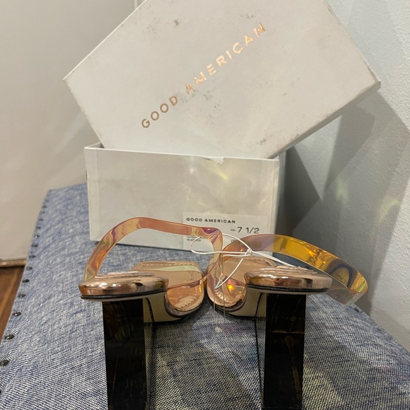 Good American
CINDER-F*CKING-RELLA WEDGE heel - Picture 4 of 8